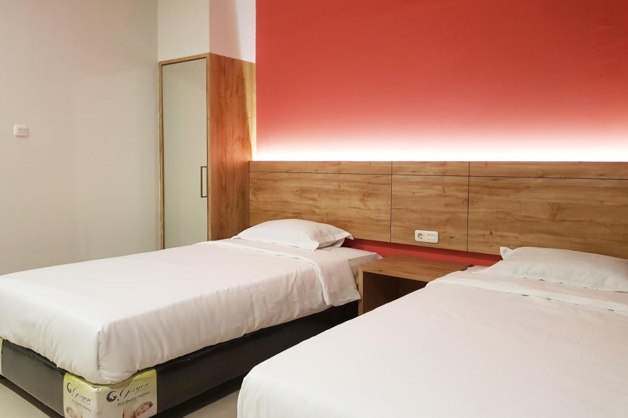 Oyo 90015 Platinum Hotel